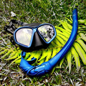 Hunter Mask Metal blue - on green grass